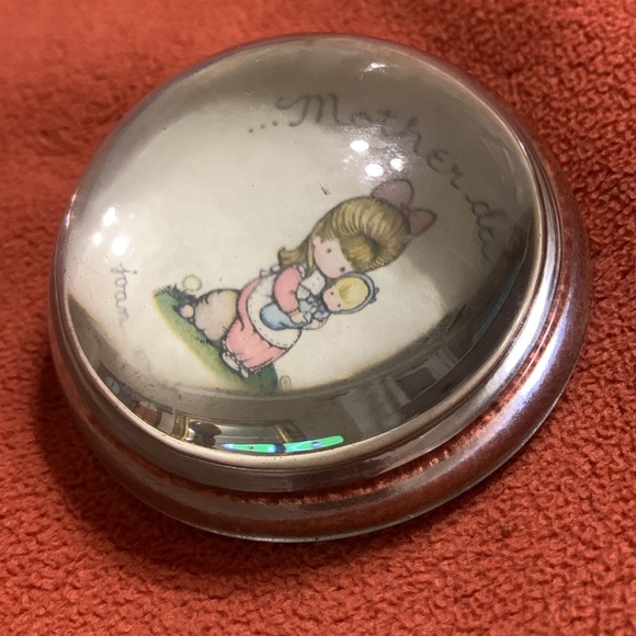 Vintage 1973 … Mother dear… glass dome paperweight by Joan Walsh Anglund - Picture 3 of 5